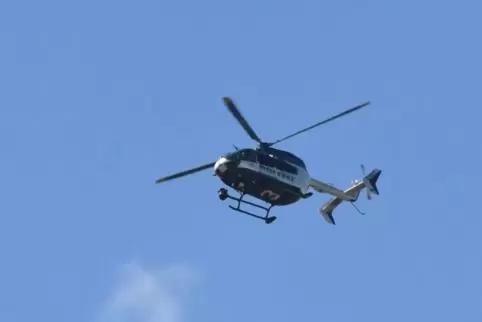 Macht Lärm: Polizeihubschrauber auf Vermisstensuche. 