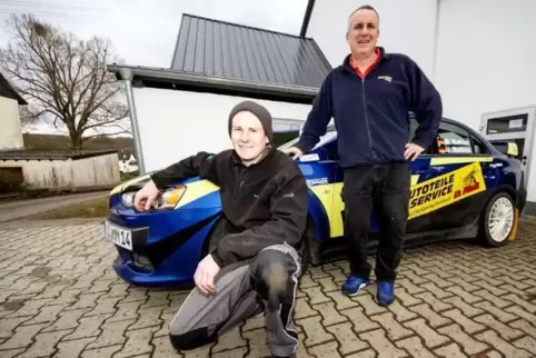 Sind für die bevorstehende Rallye-Saison gut gerüstet, das Team Maximilian Mathias (links) und sein Vater Udo Mathias aus Wolfst