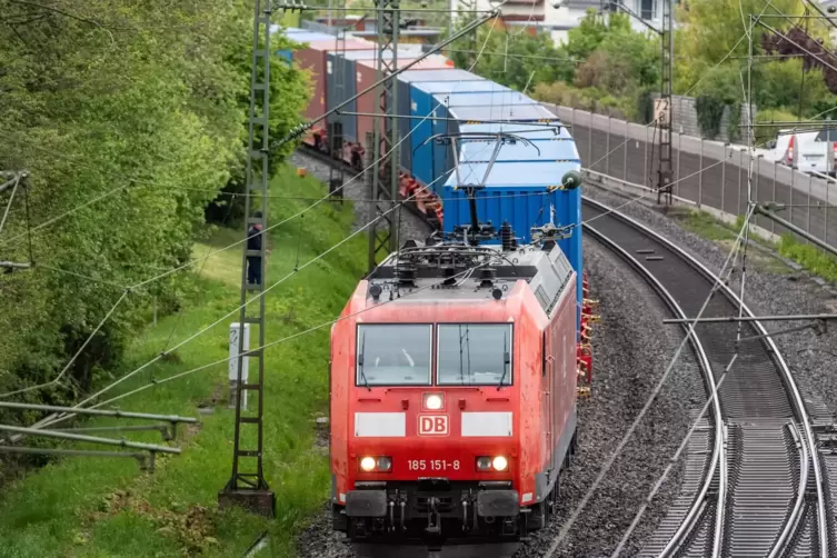 DB Cargo, die Schienengüterverkehrssparte der Deutschen Bahn, schreibt seit Jahren rote Zahlen. 