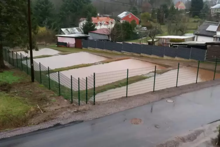 Regnet es in Hilst, stehen die Versickerungsbecken noch wochenlang voller Wasser. 