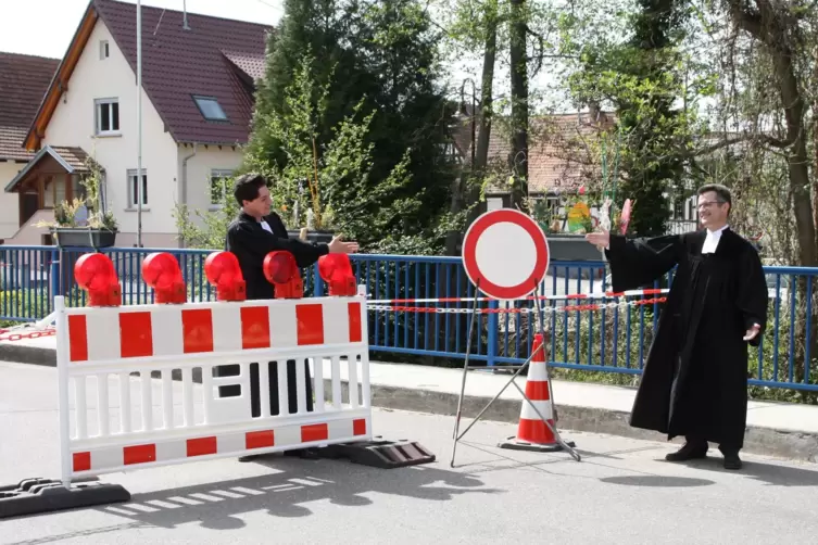 Pastor Axel Imhof (links) und Pfarrer Heiko Schwarz (rechts) an der Grenze in Scheibenhard(t).