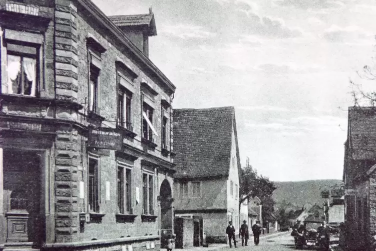 1934 fuhr zwar schon so manches Auto durch die Kaiserstraße, Fußgänger waren aber noch nicht zwingend auf den Bürgersteig angewi