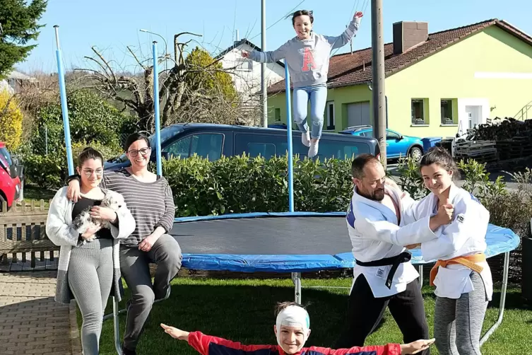 Sportfamilie Bartone aus Wattweiler ( von links ):Tochter Laura, Mutter Yvonne, auf dem Trampolin Turnerin Emma, vorne Turner Jo