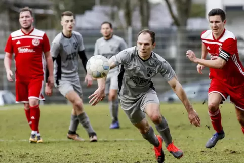 Da war die Fußballwelt noch in Ordnung: Der FV Weilerbach und die SG Oberarnbach bestritten am 8. März 2020 das bisher letzte Sp