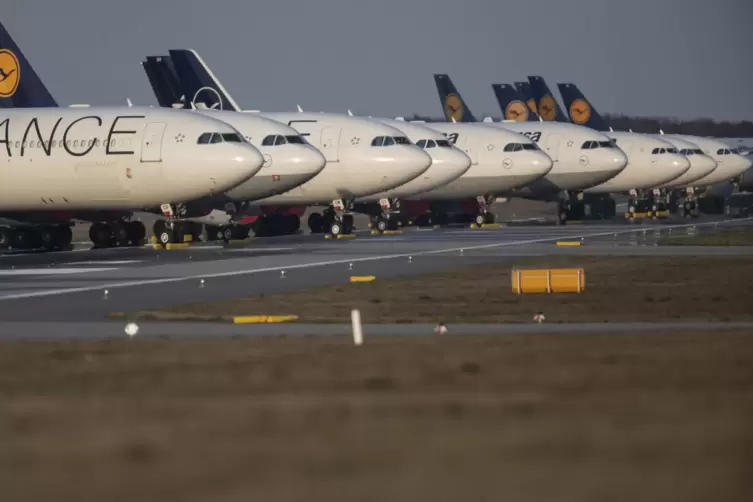 Weltweit sind derzeit zahlreiche Flugzeuge beschäftigungslos abgestellt – wie hier in Frankfurt.