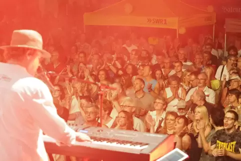 Fotos von feiernden Open-Air-Konzert Fans (hier beim Zweibrücker Stadtfest 2019 mit der Bee-Gees-Coverband Nightfever) wird es i