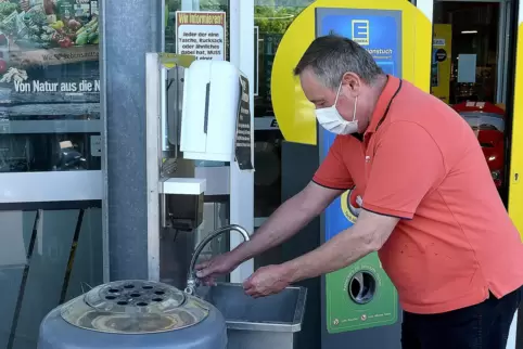 Vor dem Edeka-Markt in Kirchheimbolanden wurde sogar ein Handwaschbecken aufgestellt.