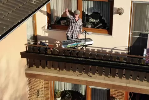 Manfred Gläser aus Waldgrehweiler hat die Nachbarn vom heimischen Balkon aus musikalisch unterhalten.