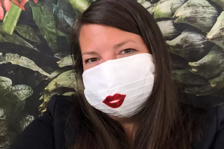 Die Maske hat eine Freundin der Mutter genäht, der Mund wurde aufgebügelt, um trotzdem ein Gesicht zu haben: Sandra Schönjahn au