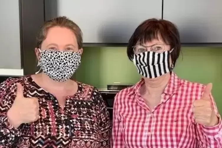 Gesund bleiben: Michaela Dehm (links) und Roswitha Oswald-Mutschler vom Küchenhaus Mutschler.