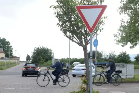 Genau die Situation, vor der Oldenbürger warnen will: Radfahrer queren aus Richtung Innenstadt die Kreuzung.
