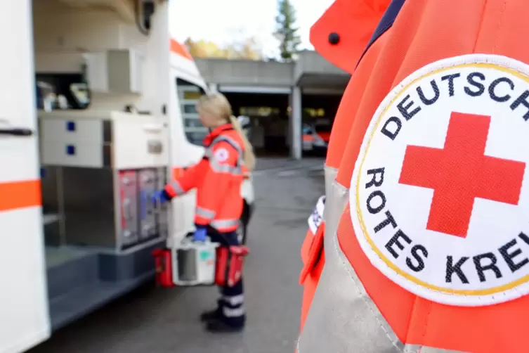 Ins Krankenhaus gebracht: Die beiden Insassen des Unfallwagens wurden medizinisch versorgt.