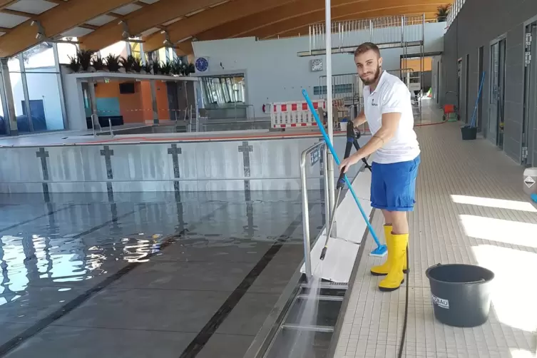 Revisionsarbeit: SWS-Mitarbeiter Goncalo Rosa beim Ausspritzen der Überlaufrinne bei der Reinigung der Becken. 