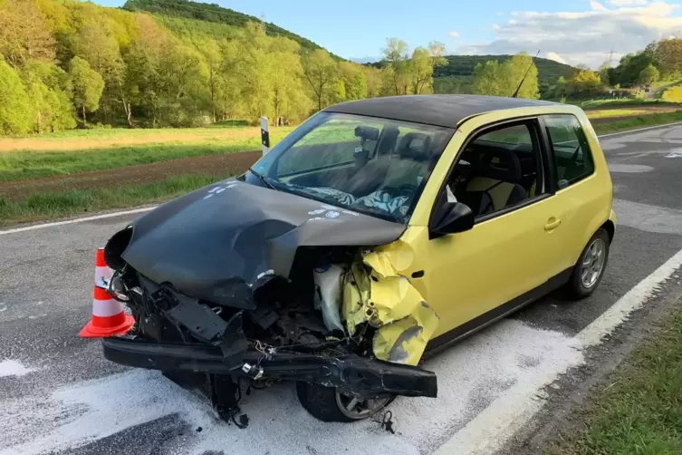 Eines der beiden Unfallfahrzeuge nach dem Zusammenstoß. 