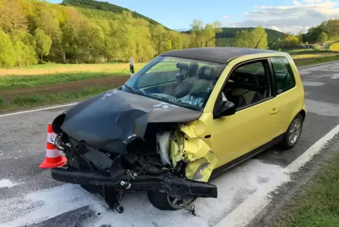 Eines der beiden Unfallfahrzeuge nach dem Zusammenstoß. 