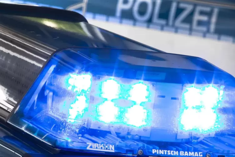 Zu einer Unfallflucht in Alsenz bittet die Polizei um Zeugenhinweise. 