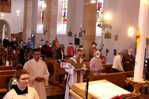 Eine Reihe musste immer frei bleiben, die Gottesdienstbesucher trugen Masken, wenn gesungen wurde, dann nur leise. 