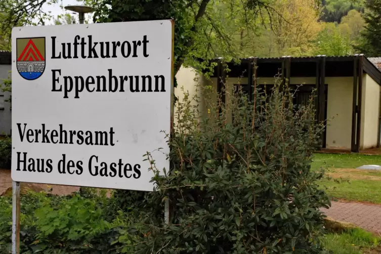 Das Haus des Gastes steht noch. Das beauftragte Abrissunternehmen hat sich bislang nicht blicken lassen.