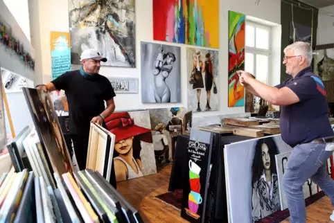 Frank Huesken (rechts) hat einen Videoclip mit Landauer Händlern gedreht – hier im Atelier von Michael Frey. 