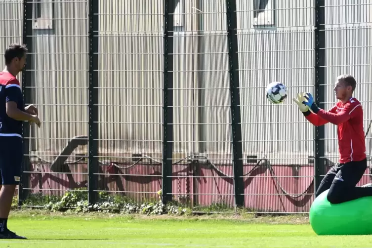 Im Profifußball wird der Pezziball häufig genutzt. Hier trainiert Jakob Busk (rechts), Torwart von Fußball-Bundesligist Union Be