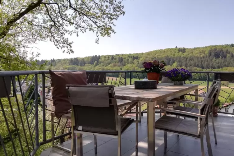 Das Ziel jeder Wohnzimmerreise bei schönem Wetter: der Balkon. 