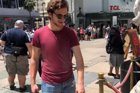 Jakob Fecht, noch vor Corona, am Hollywood Boulevard, den Walk-of-Fame-Stern von Hugh Jackman im Blick ...