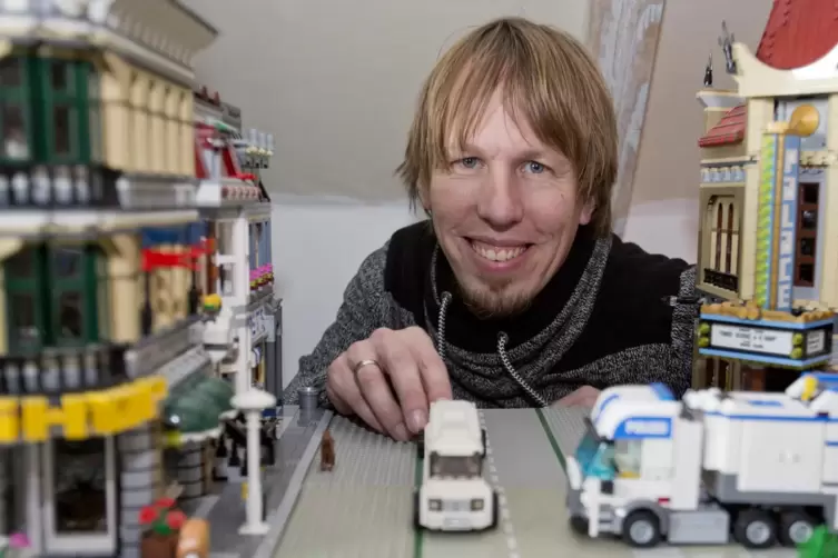 Stefan Müller ist begeisterter Lego-Filmer. Derzeit dreht der Lehrer jedoch vermehrt Erklärvideos für Mathe- und Physikschüler, 