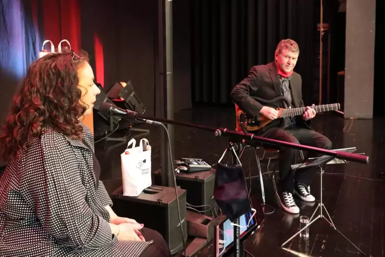  Live in der Stadthalle: Jutta Brandl und Bernhard Sperrfechter.