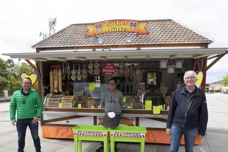  Schausteller René Hengärtner (Mitte) – hier mit Jochen Kassel (links) und Ortsbürgermeister Horst Bonhagen – kann sein Süßwaren