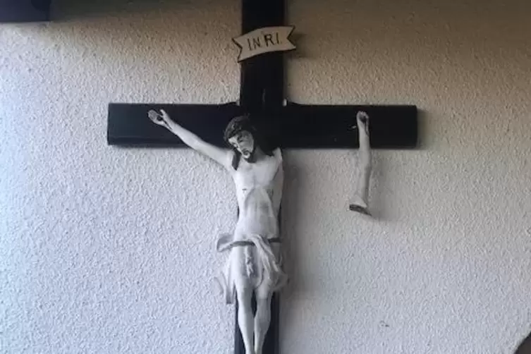 Der Christusfigur wurden Arm und Fuß abgerissen. 