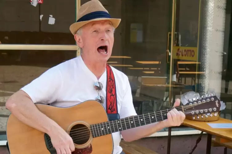 Gelegentlich ist Jupp Simon auch als Straßensänger in Fußgängerzonen anzutreffen.