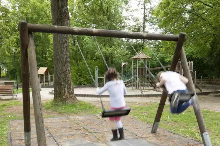 Endlich wieder schaukeln: Die Kinder freuen sich im Naherholungsgebiet Busenwiesen in Weilerbach über den geöffneten Spielplatz.