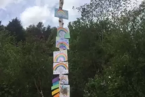 Der Regenbogen-Maibaum in Schafhof. 