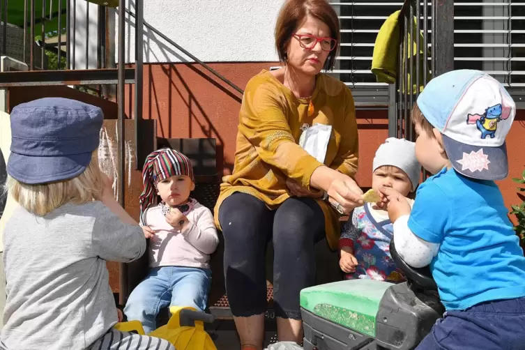 Tagesmutter Eva Kunz im Kreise ihrer Schützlinge.