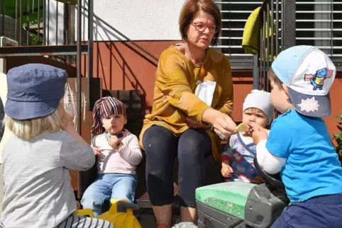 Tagesmutter Eva Kunz im Kreise ihrer Schützlinge.