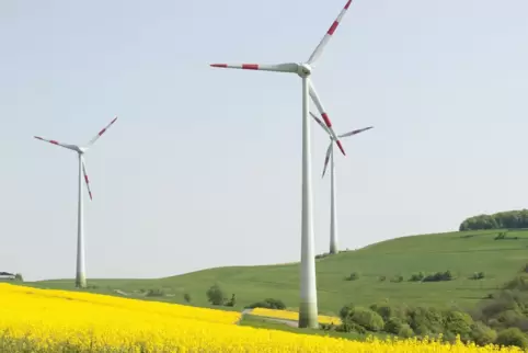 Windkraft soll konzentriert sein, mindestens drei Räder – wie hier bei Niederkirchen – sollen zusammen stehen, um eine Versparge