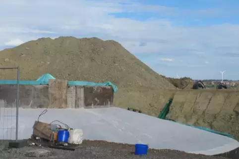 Das Fundament für eine der beiden Windkraftanlagen vor den Toren Kröppens ist fertig. Im Hintergrund rechts ist eines der Windrä