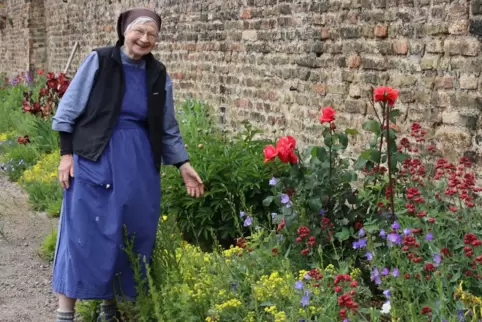 Pflegt die Pflanzen im Klostergarten mit Hingabe: Schwester Wiltrud Mussiol. 