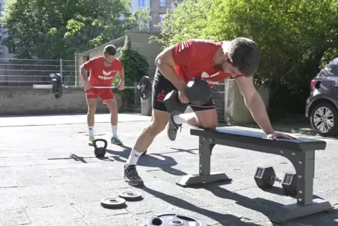 Krafttraining im Hof: die Eulen Maximilan Haider (vorn) und Kai Dippe. 