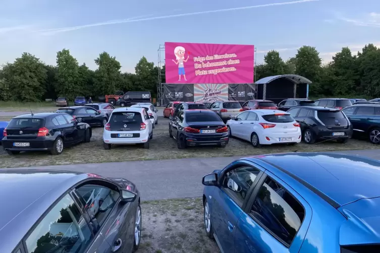 Einparken, los geht’s: Der Frankenthaler Festplatz ist seit Donnerstag zum Autokino umfunktioniert.