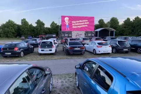 Einparken, los geht’s: Der Frankenthaler Festplatz ist seit Donnerstag zum Autokino umfunktioniert.