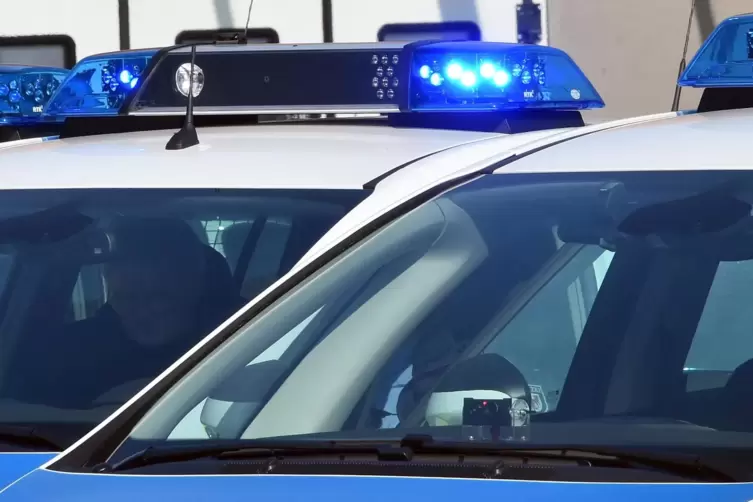 Die Polizei sucht den Fahrer eines grauen Autos, der einen roten Nissan gestreift hat. 