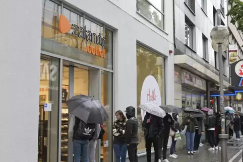 Trotz Regen waren viele neugierig auf den neuen Laden in der Mannheimer Innenstadt.