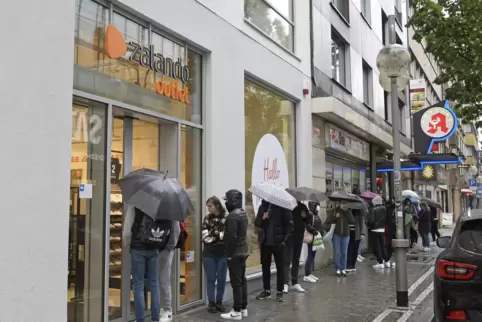 Zum Auftakt Warteschlangen im Regen: das Outlet von Zalando in der Mannheimer Kunststraße. 