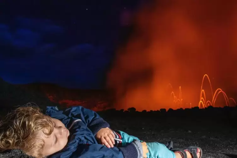 „Volcano Boy“ nennt die aus Alsenborn stammende, weltbekannte Fotografin Ulla Lohmann ihren Sohn Manuk, der sie und ihren Mann a