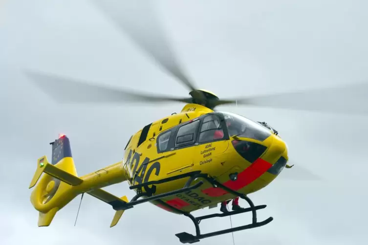 Der Motorradfahrer wurde mit einem Rettungshubschrauber in ein Krankenhaus geflogen. 