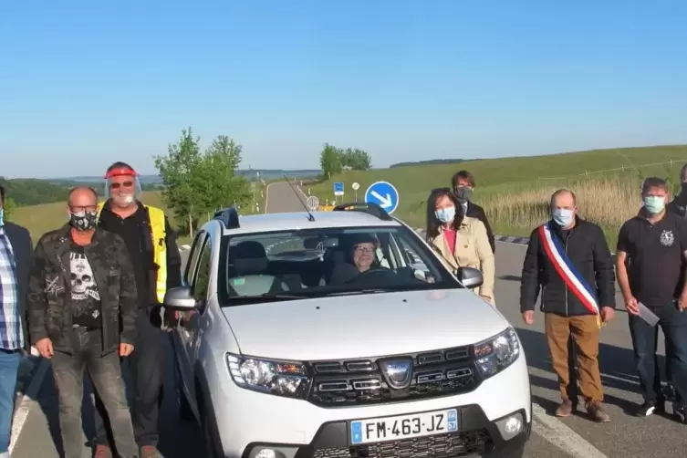 Eine große Delegation von Kommunalpolitikern empfing am Montagmorgen an der alten Zollstation in Kröppen Berufspendler aus Frank