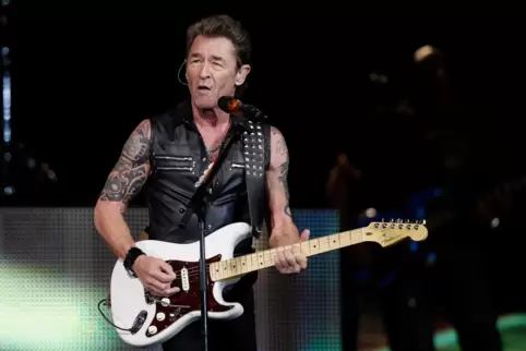 Peter Maffay mit Gitarre. .