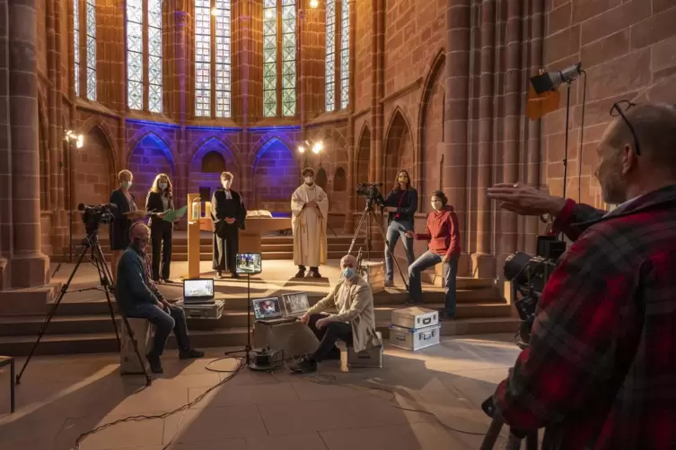 Letzte Anweisungen: Thomas Brenner dirigiert in der Stiftskirche die Gruppe zum Thema „Online-Gottesdienste“. 