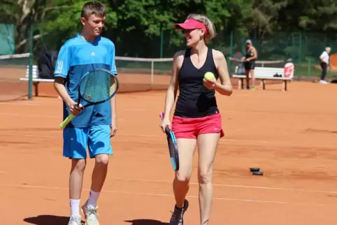 Die Mutter als Trainerin: Christine Schneider (45) mit ihrem Sohn Maximilian (14) auf der Rodalber Tennisanlage.